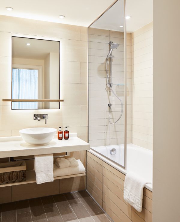 Hyatt-House-Manchester-Suite-Bathroom-Bath-with-Shower