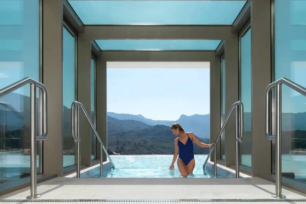 jumeirah port soller hotel and spa hydropool woman 2 landscape
